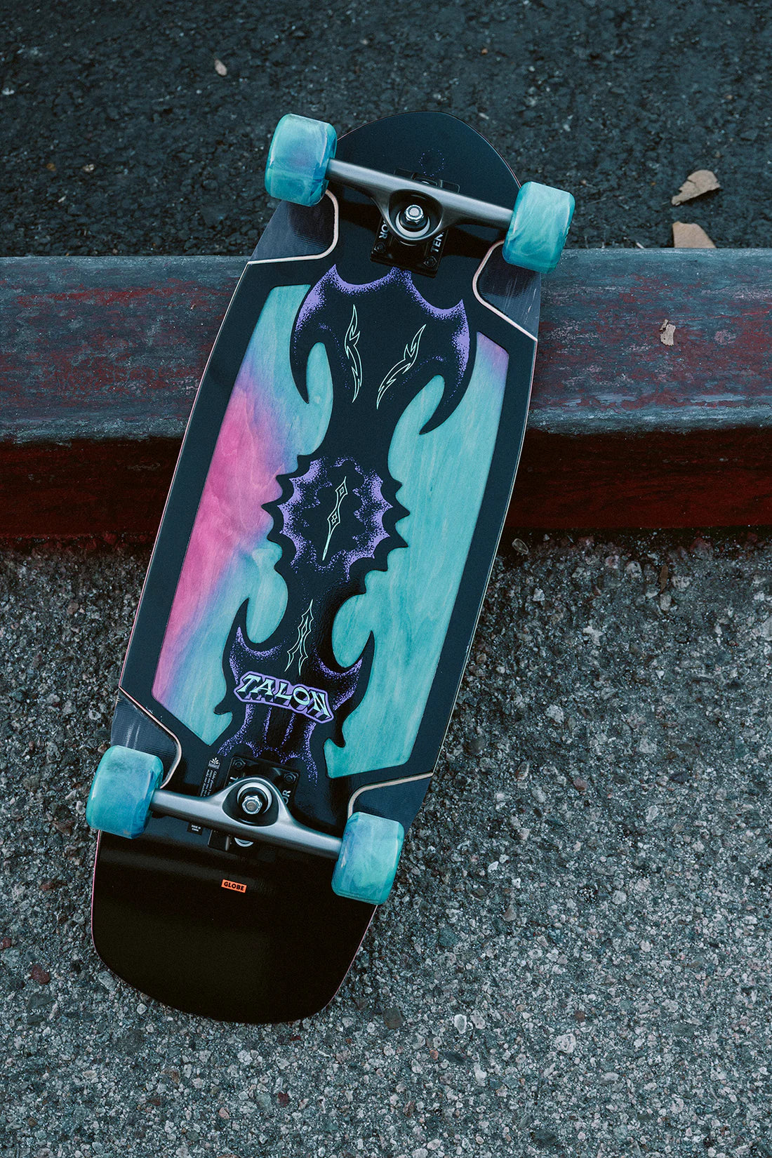 Cruiser Globe Talon 30" Black Blue Green